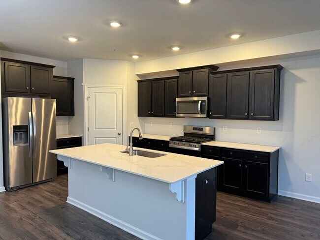 Building Photo - LARGE THREE BEDROOM TOWNHOME in PARKLAND SCHOOLS