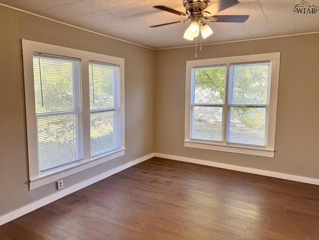 Building Photo - 704 Reagan St