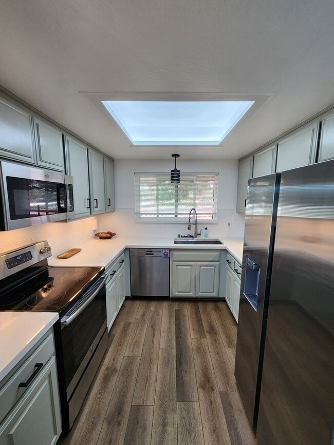 Building Photo - Completely Remodeled 3rd Floor Top Unit with Bay Views
