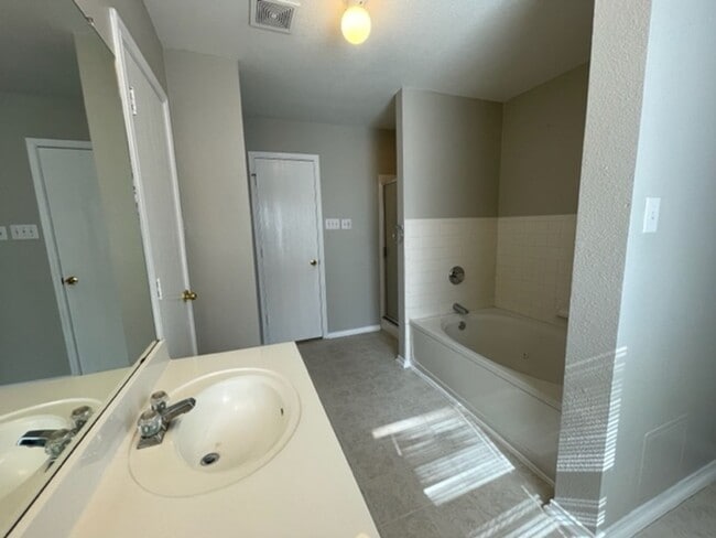 Building Photo - Spacious 3 Bedroom 2 Bath