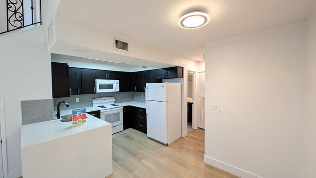 Building Photo - 3 Bedroom Townhome in the Dartmouth Trace Community Near N Dobson Rd and W University Dr!