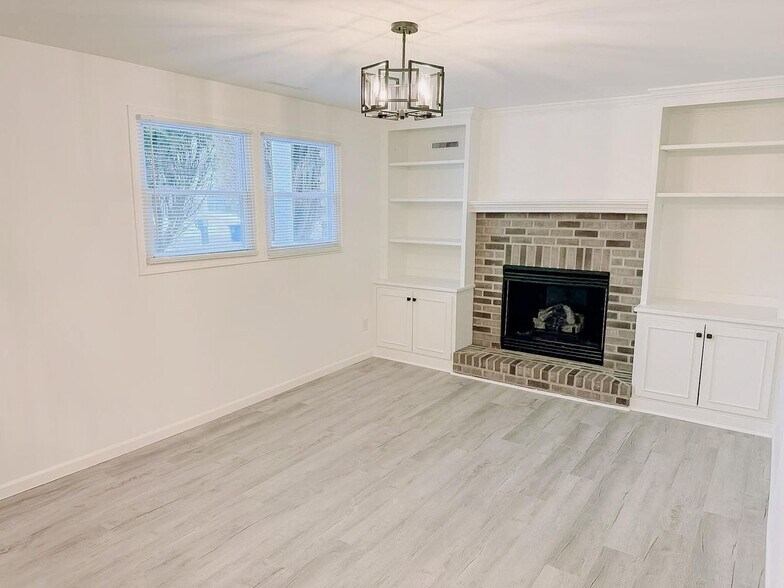 Building Photo - 919 Seneca Dr