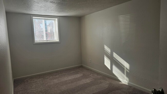 Building Photo - 20th Ave Duplex