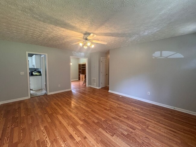 Building Photo - Beautiful 3BR Home for Rent in Toccoa, GA with Fenced Yard & 2-Car Garage