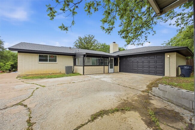 Building Photo - 3013 Conejos Dr