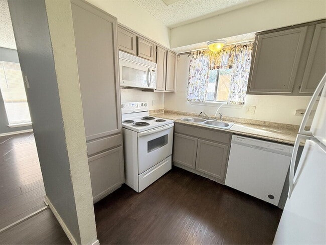 Building Photo - 2641 Santa Barbara Dr