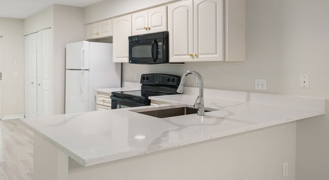 Building Photo - 2 bed + den 2 bath condo, just 2.5 miles from the beach!