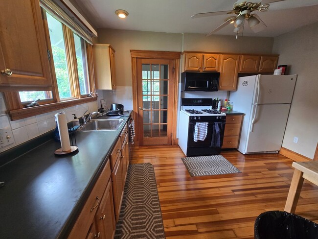 Building Photo - NO FEE!!  HUGE BRIGHTON 3 BED WITH PARKING AND FREE LAUNDRY AVAIL 9/1