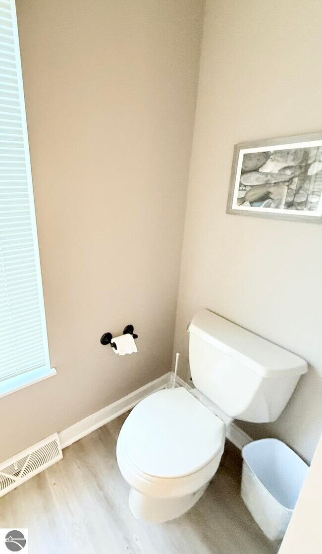 Building Photo - 776 N Yacht Club Dr