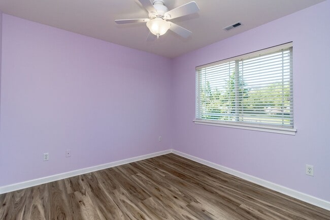 Building Photo - 3 bedroom, 2.5 bath DuPont home featuring AC!