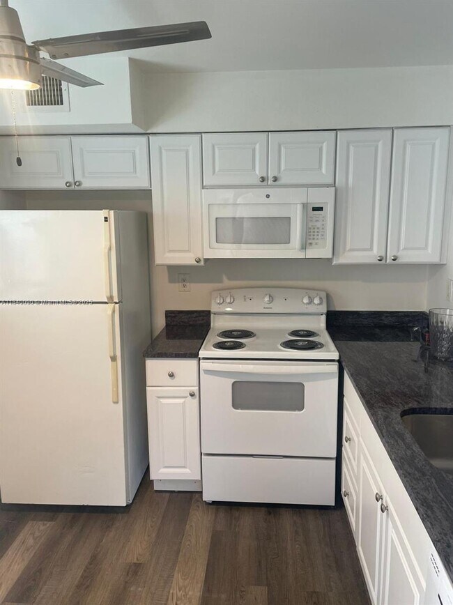 Building Photo - 407 Gardens Dr