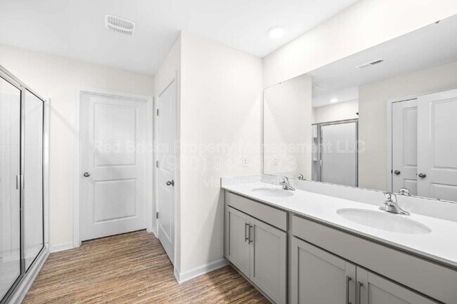 Building Photo - 4015 Meadow Green Dr