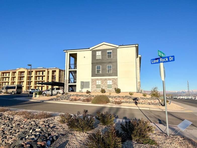 Building Photo - 128 N Lone Rock Dr