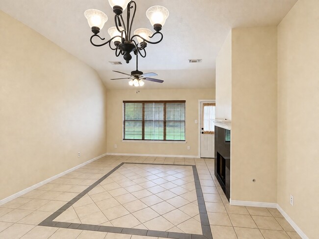 Building Photo - 18523 Spinney Ln