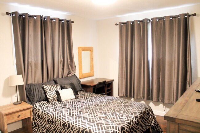 Building Photo - 2594 Hummingbird St NE