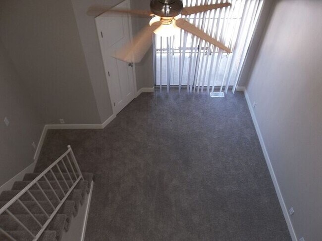 Building Photo - Spacious Main Level Townhouse Available