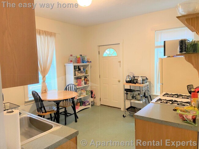 Building Photo - 37 Oak St