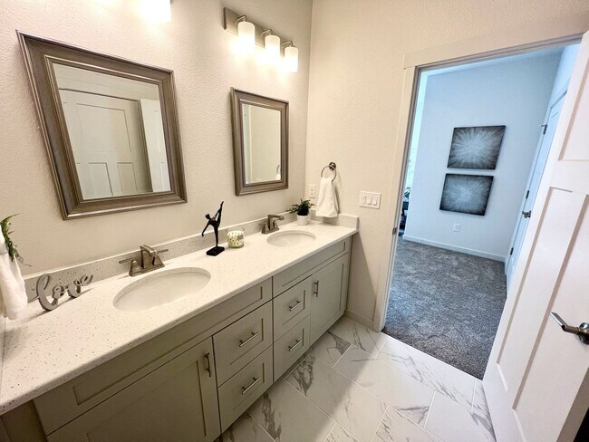 Building Photo - End Unit Townhome in Mountain Shadows near...