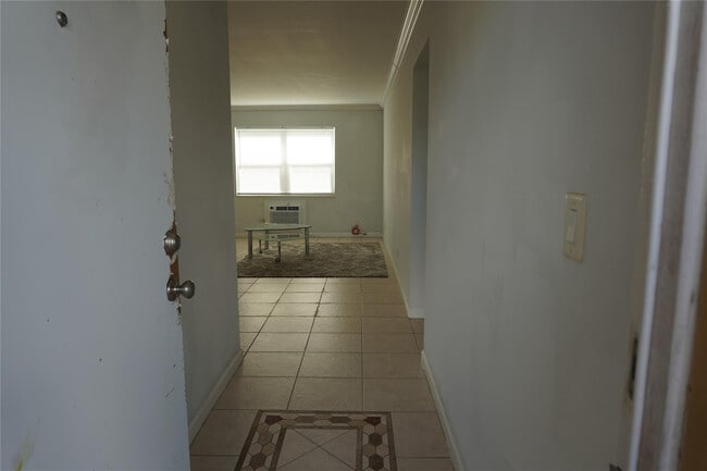 Building Photo - 1050 E Sample Rd