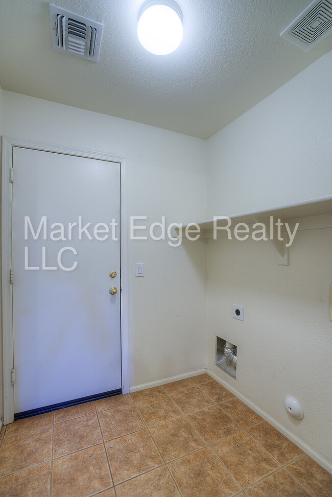 Building Photo - 3Bed/2Bath at Bell and Sarival! $399 MOVE-...