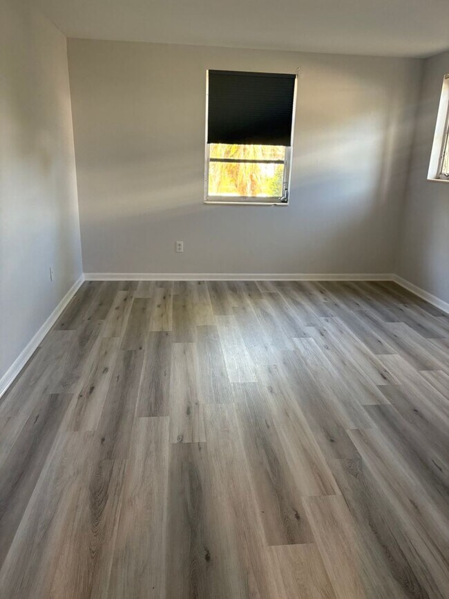 Building Photo - Great 2 large Bedrooms and 2 bath Beauty! Wonderful location. Call Sheila 407-687-7900