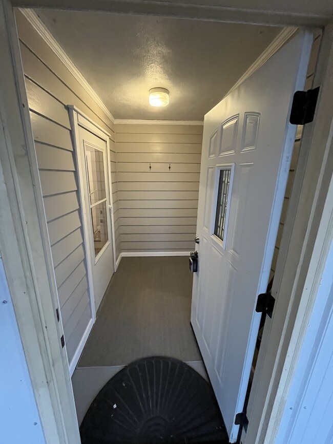 Building Photo - 1910 Hst W 10th St