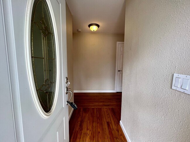 Building Photo - Spacious 4-Bed / 2-Bath Rancher near Linda Mar Beach