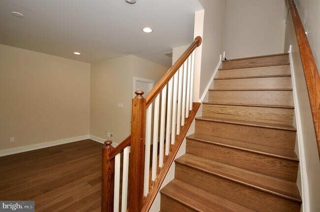 Building Photo - 137-A Equestrian Row Unit