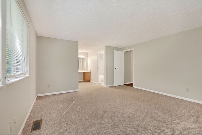 Building Photo - Beautifully Home with Large Backyard & 2-Car Garage in York Subdivision
