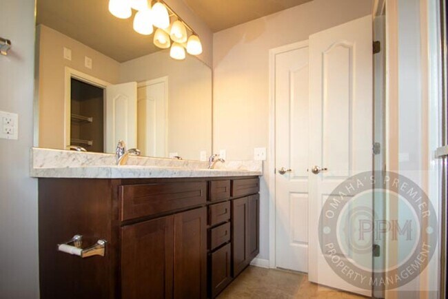 Building Photo - HUGE 3Bd/3Ba House in Bennington, NE!