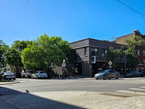 Building Photo - 3208 W Belle Plaine Ave
