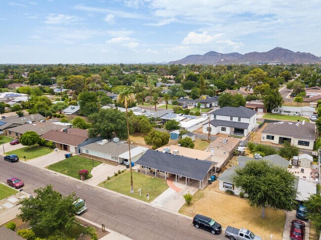 Building Photo - 510 E Belmont Ave