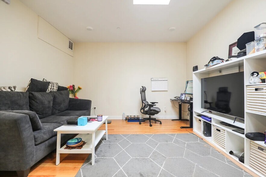 Building Photo - 549 Washington St