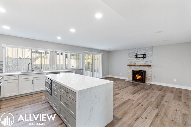 Building Photo - Welcome to this stunning 5-bedroom, 4-bathroom home located in the desirable Huntington Beach nei...