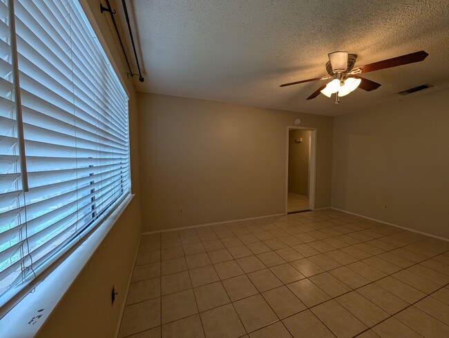 Building Photo - Location!! 1 Mile to Landa Park / Close to...