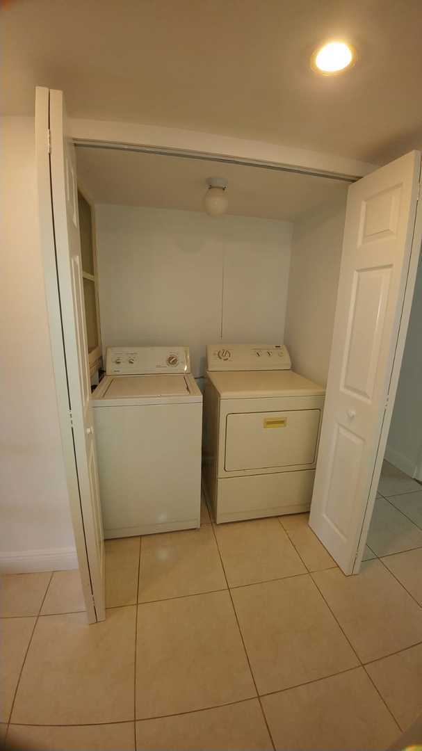 Building Photo - Great Renovated 3/1 |  Quiet family neighb...