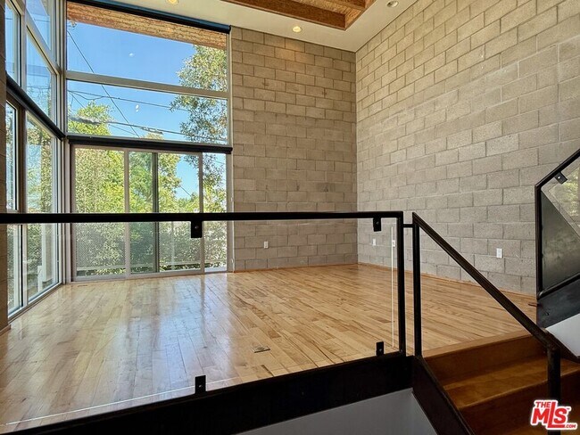Building Photo - 530 N Larchmont Blvd