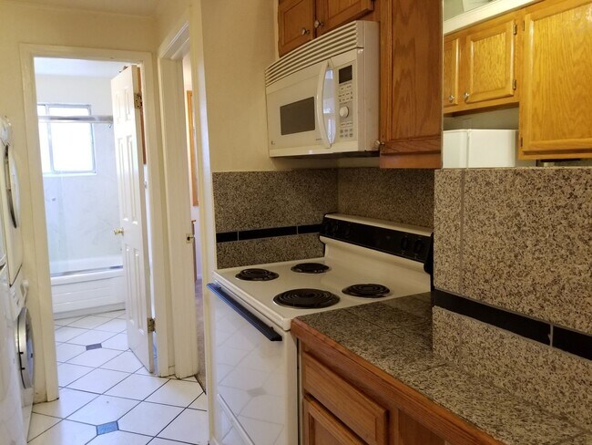 Building Photo - REDUCED! TOP FLOOR 2 BD/1 BA w/ washer/dry...