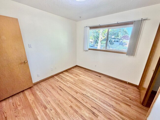 Building Photo - Spacious, Remodeled 5bd/3bath Cherry Park Home with Large Fenced Garden and Finished Basement