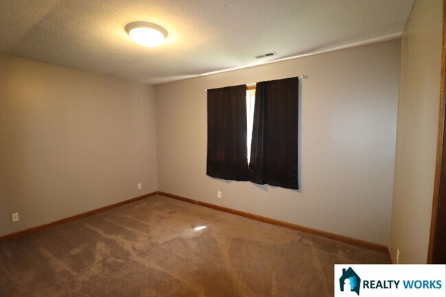 Building Photo - Lovely 3 Bedroom, 1 bath house available now.