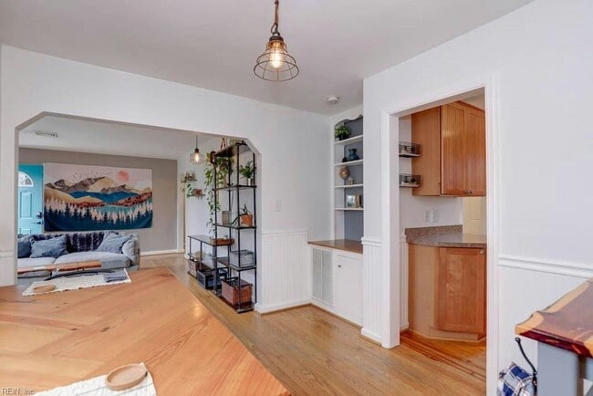 Building Photo - 171 W Bay Ave