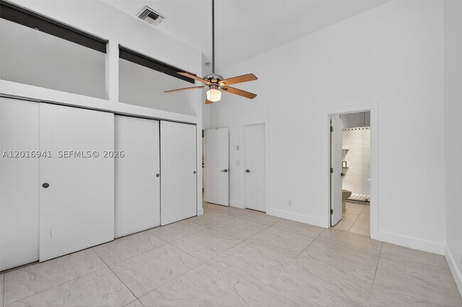 Building Photo - 2619 Parkview Dr S