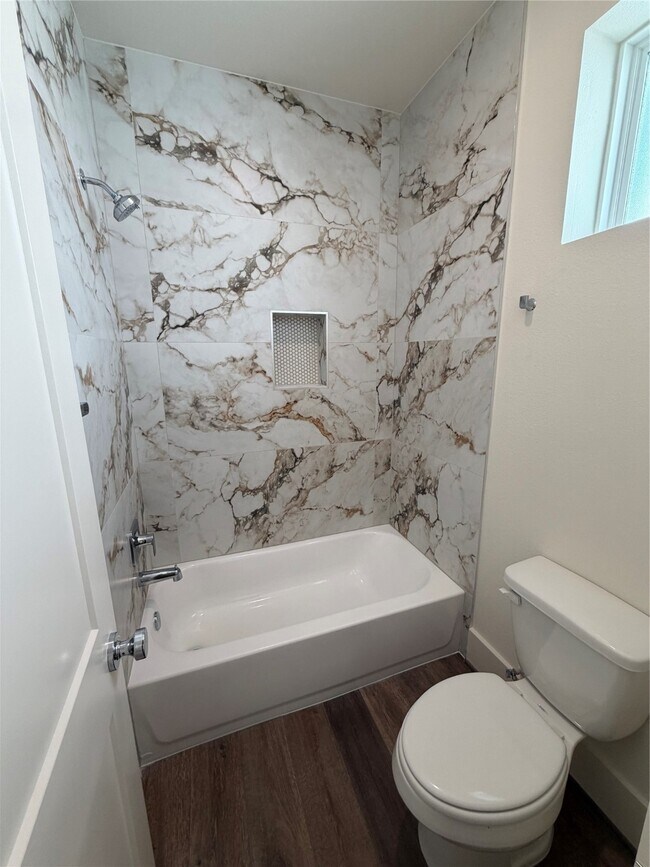 Building Photo - 879 Rachel St