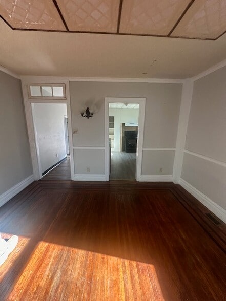 Building Photo - 227 E Walnut St