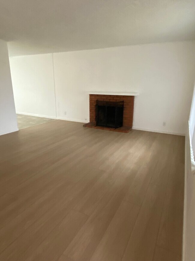 Building Photo - Available NOW - Cute 3 Bed 2 bath home in ...