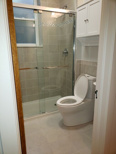 Full bathroom 2 - 912 W Newport Ave