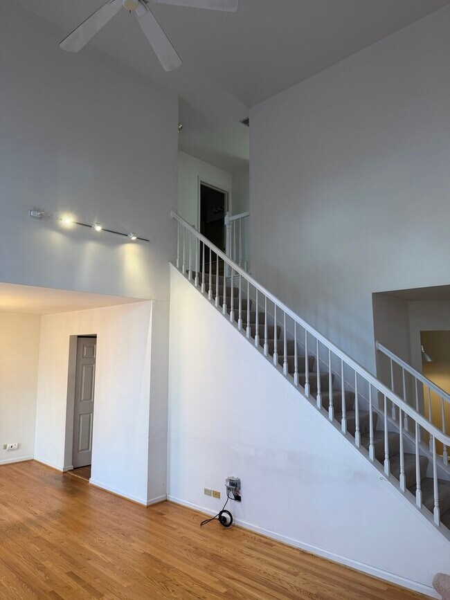 Building Photo - 114 Woodbury Ln