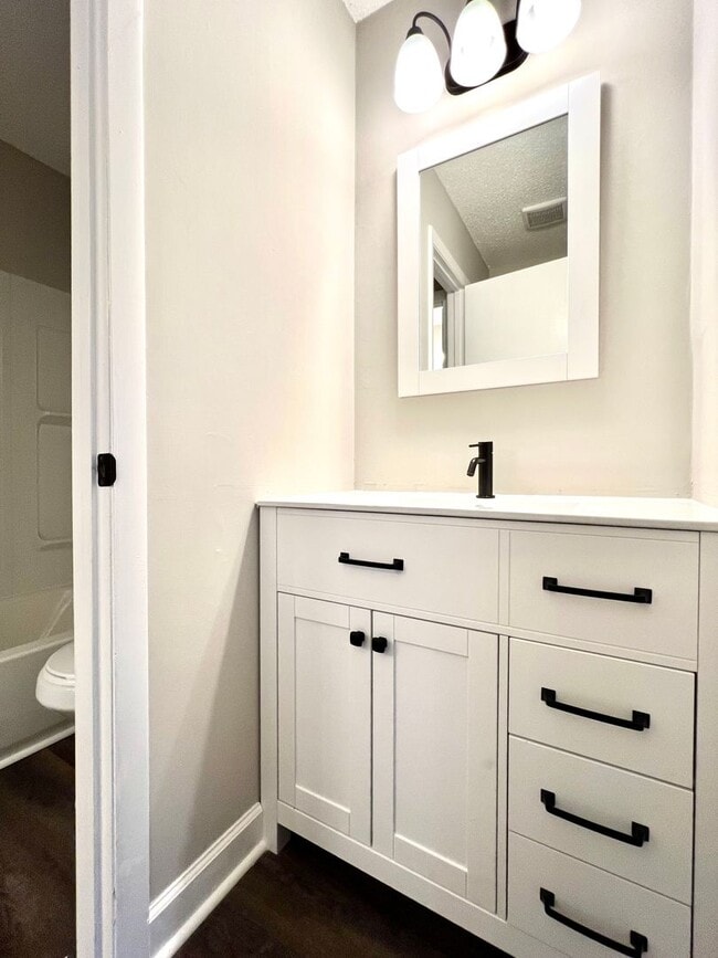 Building Photo - Great 3Br 2.5 BA Townhome in High Point!