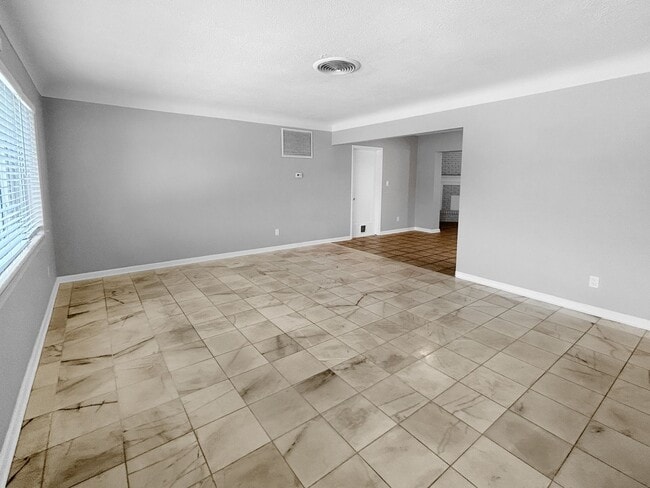 Building Photo - 3 Bed 2 Bath Home for Rent in Ideal Northeast St. Pete Neighborhood