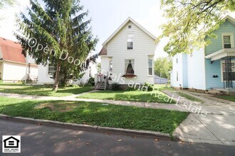 Building Photo - 927 Nuttman Ave